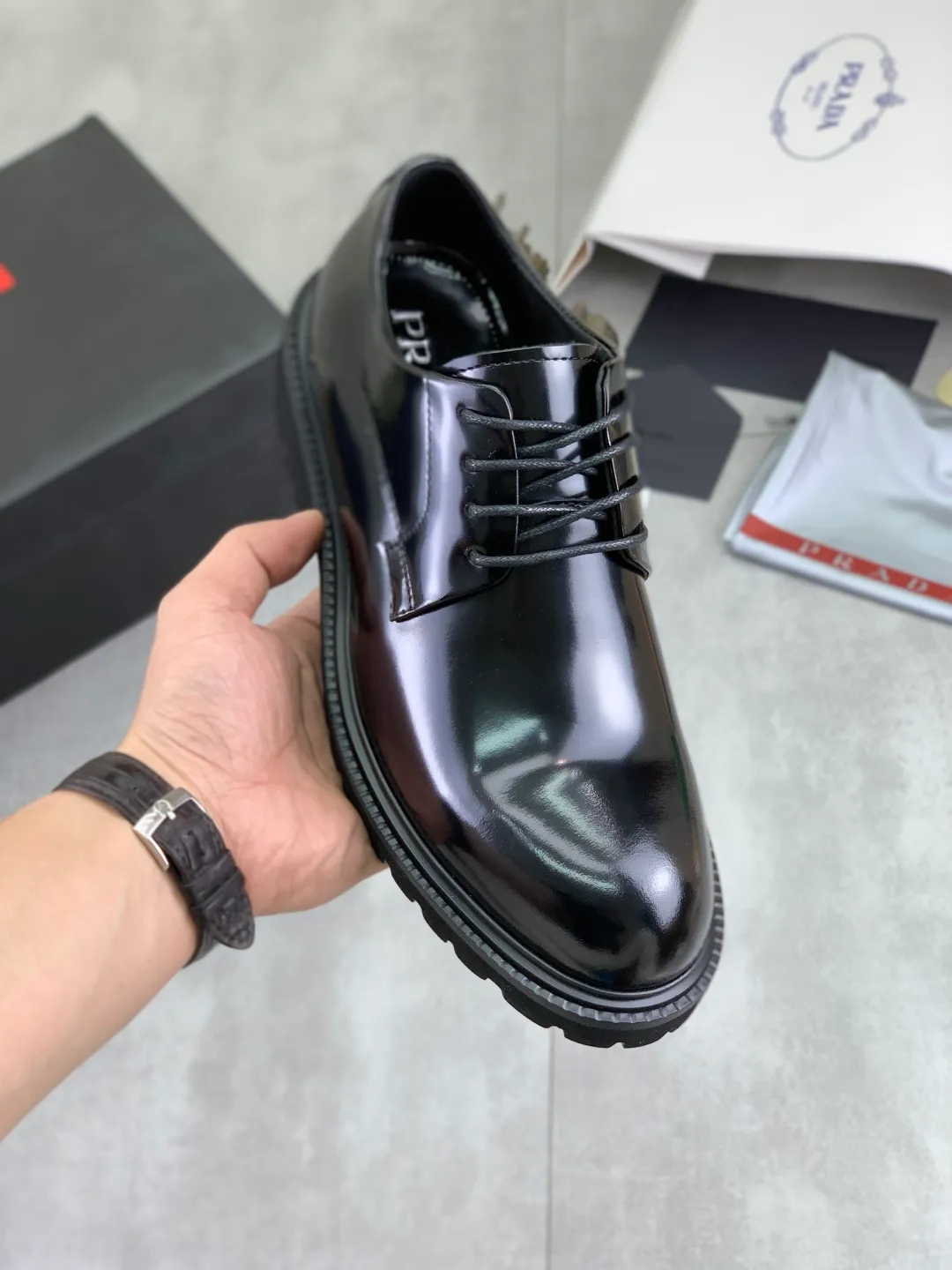 Men's men's shoes 💰P640 New PRADA top version Prada's new casual leather shoes Original purchase, development and production Prada Men's Classic Series Technological breathable fabrics with cowhide Casual sports shoes Casual sports dad shoes combine high-tech breathable materials with cowhide, with P's exclusive button decoration on the side. The outsole is full of P italic design and bright colors to show vitality and continue the brand's design inspiration. Stroll around the city lightly and feel free and comfortable. Delivered in exquisite packaging 🛍📦 ▪️Material: original customized calfskin with breathable material ▪️Inner lining: cowhide lining ➕cowhide feet ▪️Outsole: open-molded TPU foam material ▪️Sole thickness: 3.5CM ▪️Size: Men's 38-45 black, burgundy color optional
